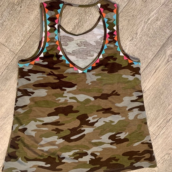 NWOT Savannah Jane camo embroidered tank - Picture 2 of 3